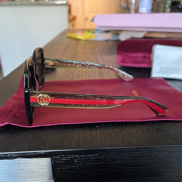 Women’s Gucci Sunglasses - Picture 3 of 4